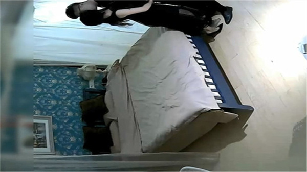 长发美女穿黑色蕾丝连衣裙配高跟鞋,极致诱惑让你欲罢不能!