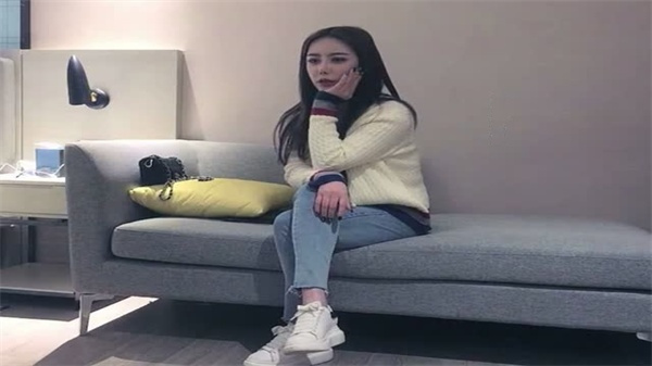 太子探花:绝顶校花网红女神露脸!白皙爆乳真空弹跳,巨乳震颤让人疯狂!