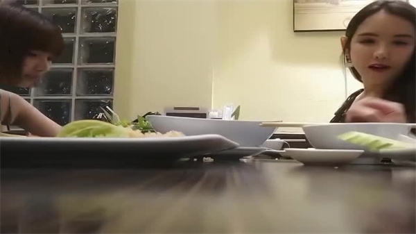 激情双飞前戏:自助餐补充能量,尽享性爱盛宴